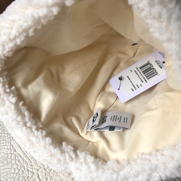NWT UGG Women's Cream Sherpa Hat - Picture 5 of 8